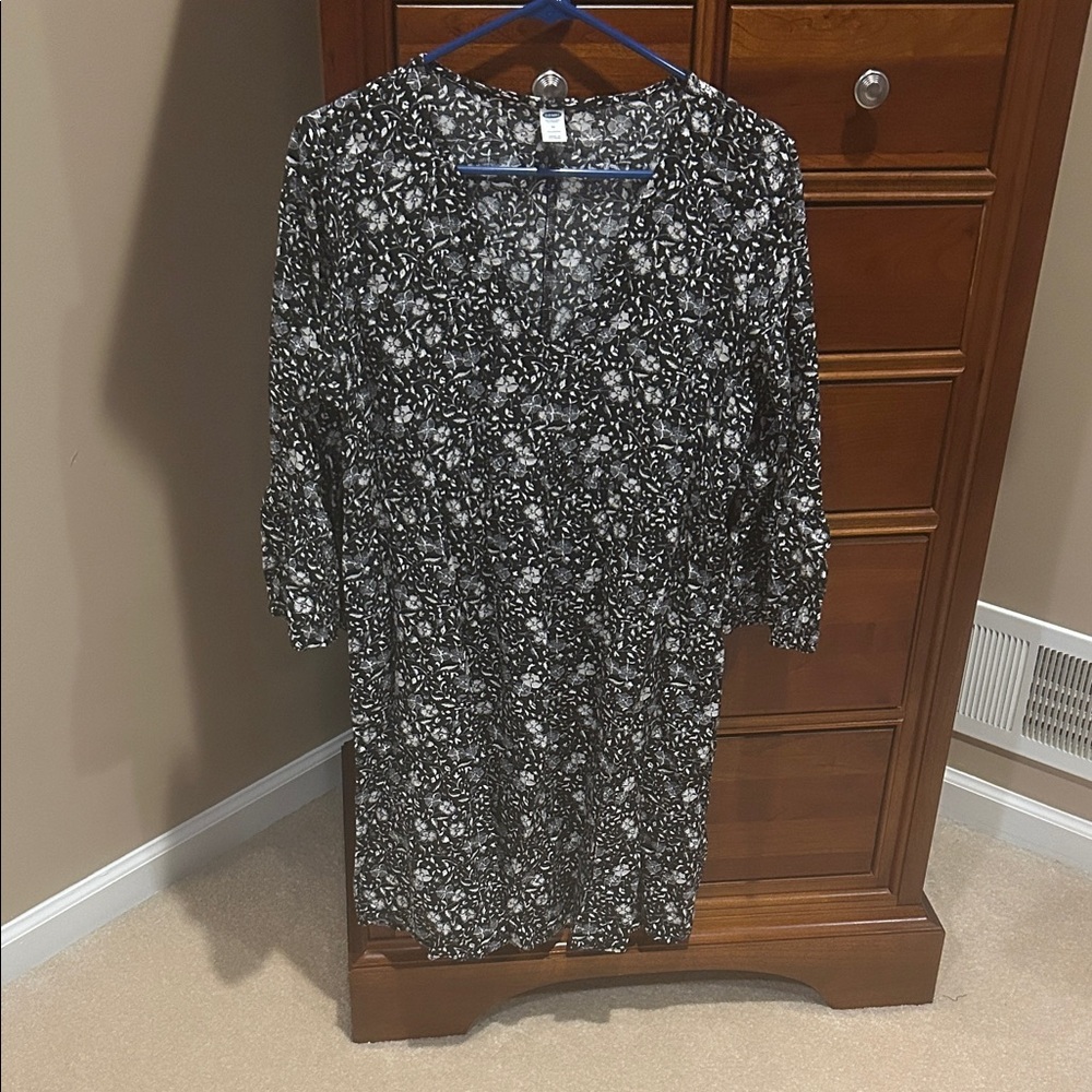 OldNavy Black&White Floral V-neck Long Sleeve Dress, sz medium tall, lightweight